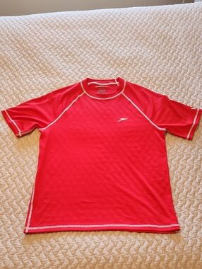 Speedo Men’s Red Short-Sleeve Rash Guard with Contrast Stitching